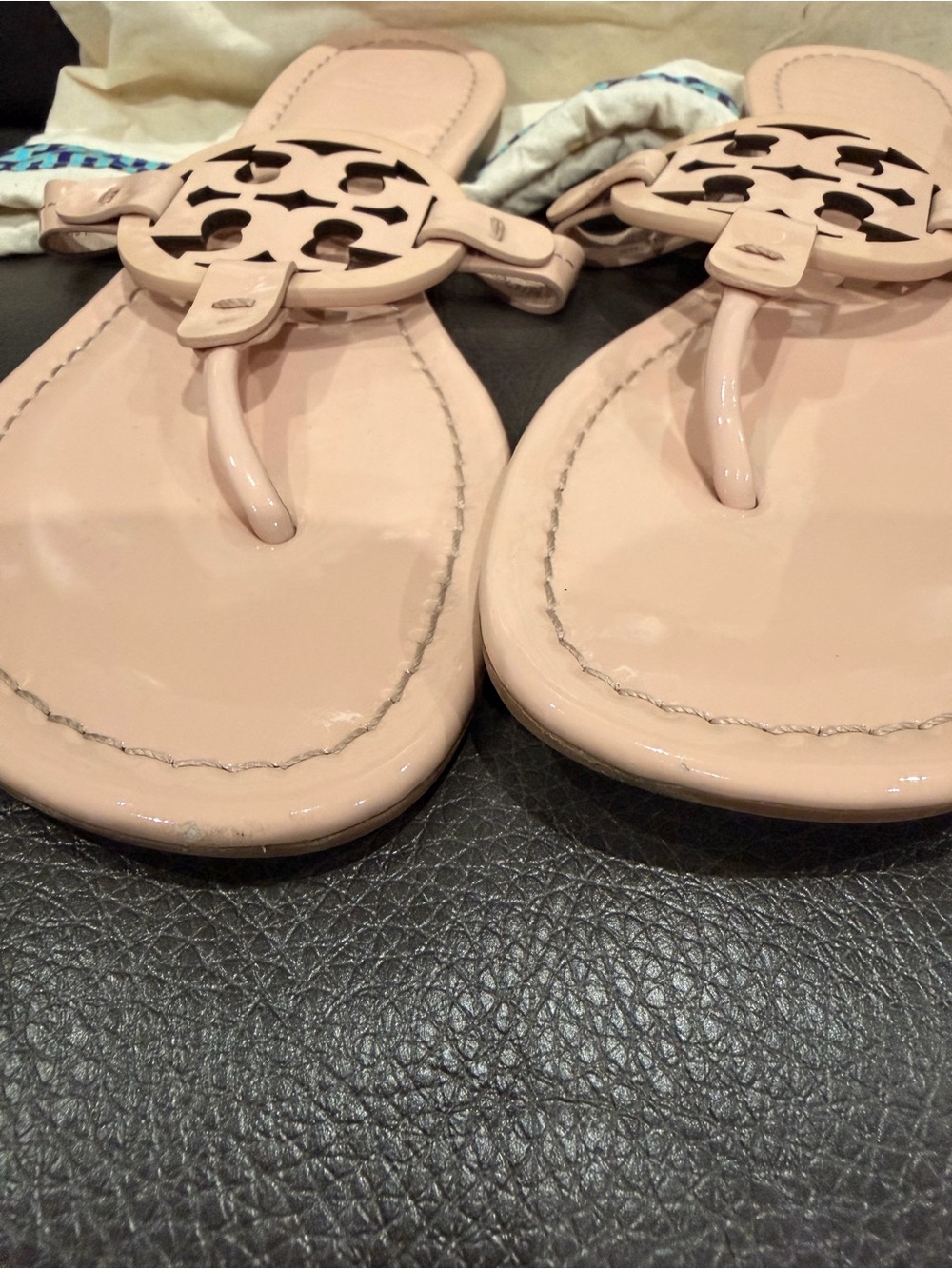 Tory Burch Pink Patent Leather Miller Logo Thong Sandals - Picture 3 of 5